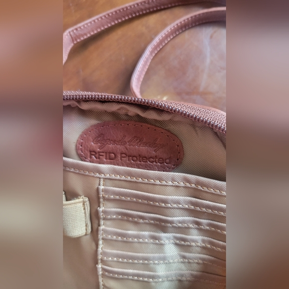 Osgoode Marley RFID leather minimalist bag. - Picture 3 of 5